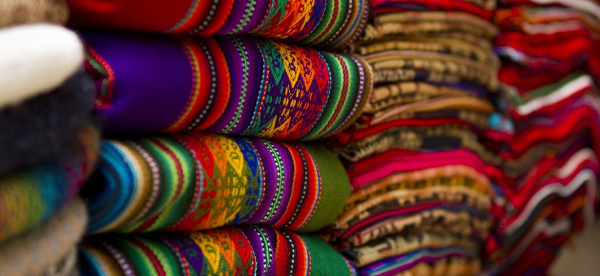 Mercado artesanal de Machu Picchu pueblo